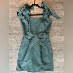 NEVER BEEN WORN LULUS your sweetie tie-strap mini dress